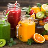 Sie sehen so gesund aus, aber sind sie es auch wirklich? Smoothies gelten als perfekte (Zwischen-)Mahlzeit, mit vielen Nährstoffen und Vitaminen. Doch in den Getränken ist auch jede Menge Fruchtzucker, da sie pro Portion aus mehreren Stücken Obst bestehen. Es gilt: sparsam genießen.