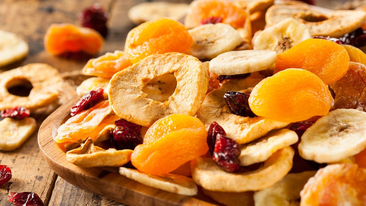 Im Müsli geben sie natürliche Süße und als Snack zwischendurch sind sie einfach die perfekte Alternative zu Schokolade oder Keksen: Trockenfrüchte. Außerdem sind sie auch noch gut für die Verdauung. Doch auch hier ist eine Menge Fruchtzucker enthalten: In 100 Gramm Trockenobst verstecken sich 360 Kalorien.