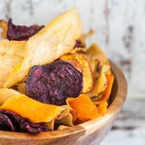 Kartoffelchips sind ungesund, soviel ist klar. Eine tolle Alternative sind da die Gemüse-Chips aus Roter Bete, Pastinaken oder Süßkartoffeln. Wirklich? Leider nein, denn auch diese Chips werden meist frittiert. Obendrauf enthalten einige Gemüsesorten von Natur aus viel Zucker.