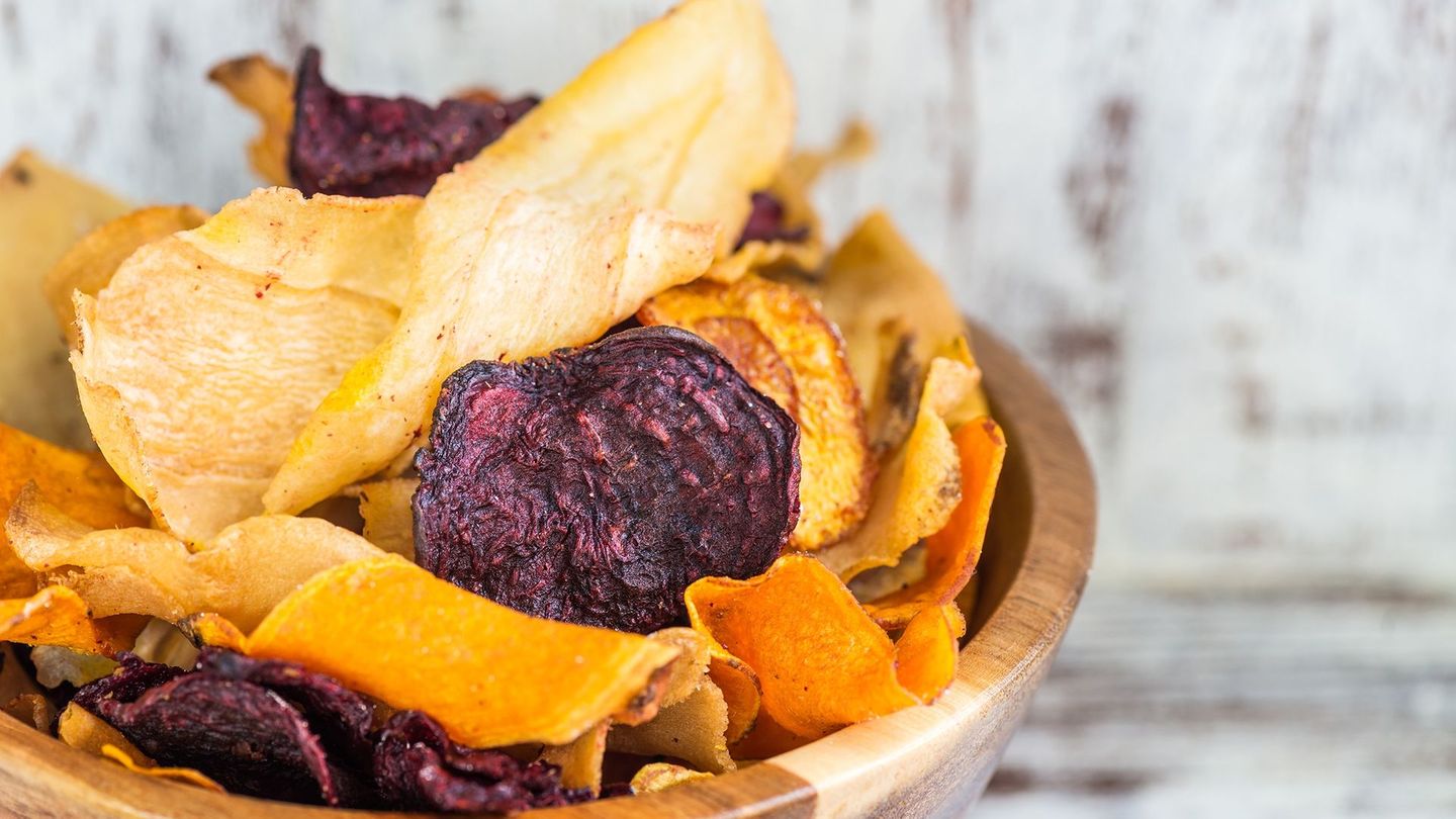 Kartoffelchips sind ungesund, soviel ist klar. Eine tolle Alternative sind da die Gemüse-Chips aus Roter Bete, Pastinaken oder Süßkartoffeln. Wirklich? Leider nein, denn auch diese Chips werden meist frittiert. Obendrauf enthalten einige Gemüsesorten von Natur aus viel Zucker.