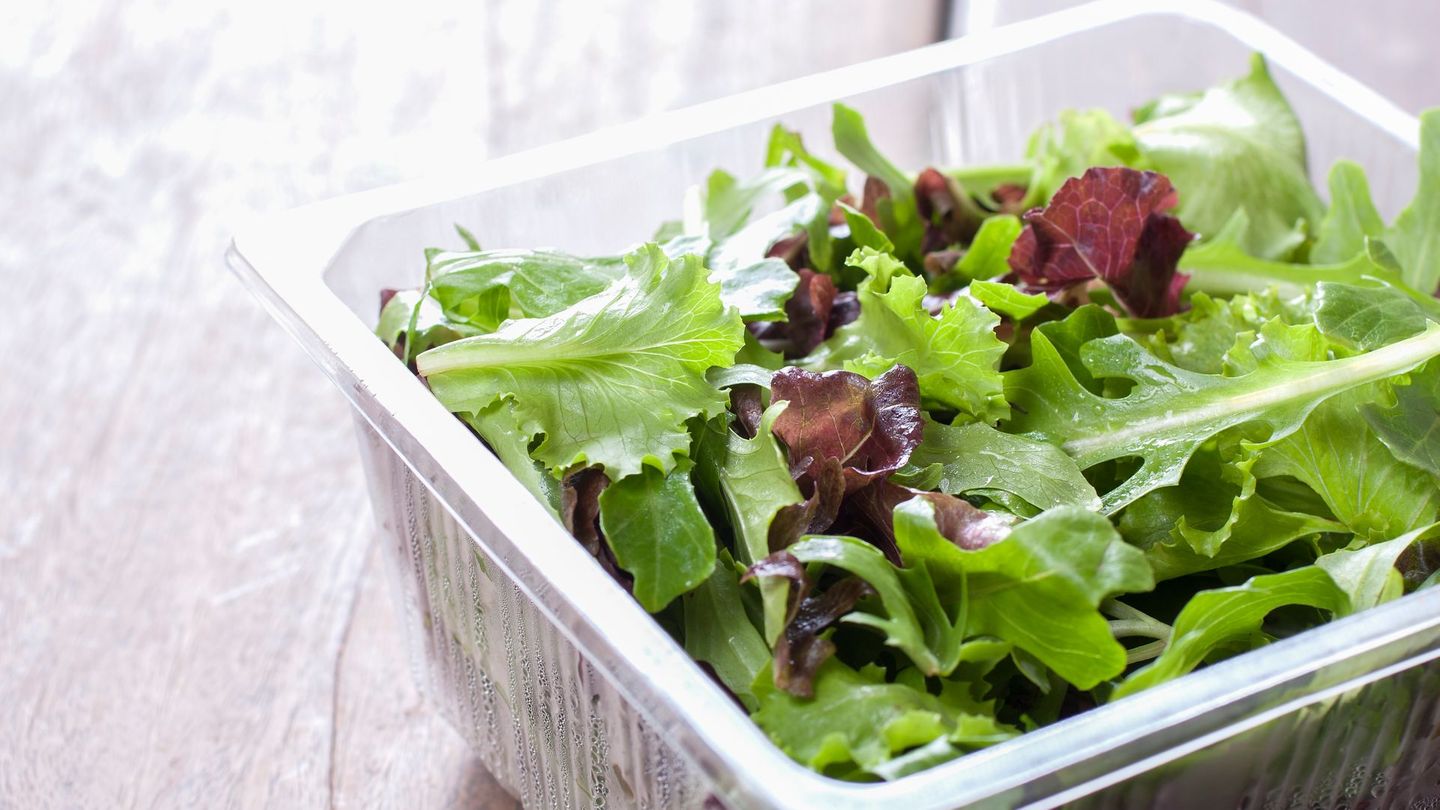 Wie praktisch: Salate, die schon fertig gezupft, gemischt und verpackt sind. Fastfood, aber gesund. Auch hier müssen wir Sie enttäuschen: Bei vorverpackten Salaten bilden sich auf den Blättern schnell Keime, erhöhte Pestizid- und Chloratwerte sind keine Seltenheit. Wenn dann noch ein Fertig-Dressing dazu kommt, kann von gesund wirklich keine Rede mehr sein ...