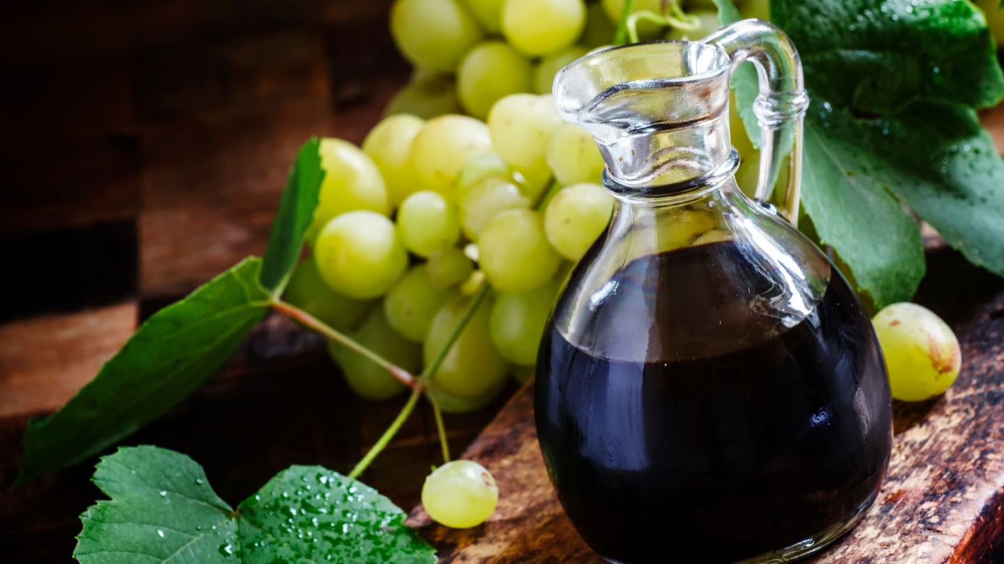 Dann lieber selbstgemachtes Dressing. Doch auch da gibt es Stolperfallen. Vielen Balsamico-Essigen wird Zuckerkulör beigemischt, damit sie schön dunkel aussehen. Zusammen mit verdickender Maisstärke treibt das die Kalorienanzahl des Balsamico in die Höhe.