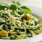 Nudeln kochen und ein halbes Glas Pesto darüber leeren, fertig ist die gesunde Mittags-Mahlzeit. Leider Fehlanzeige: Pesto enthält die Fettbomben Parmesan und Pinienkerne. Außerdem wird Fertig-Pesto aus dem Supermarkt oft mit billigem Sonnenblumenöl statt hochwertigem Olivenöl hergestellt, teilweise werden auch künstliches Aroma und Zucker beigemischt. Pesto selbst herstellen wäre hier definitiv eine Alternative.