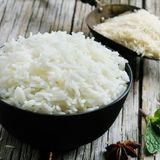 Wie bitte, Reis auch?! Natürlich nicht jeder Reis, Vollkornreis ist durchaus gesund. Doch der weiße Reis enthält so gut wie keine Nährstoffe, da er geschält wurde. Immerhin ist er kalorienarm und macht satt.