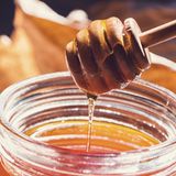 Honig ist gesund! Er enthält entzündungshemmende Stoffe und wirkt blutdrucksenkend. Aber seien Sie sich immer bewusst: Das flüssige Gold besteht zu 80 Prozent aus Zucker und zu 20 Prozent aus Wasser.