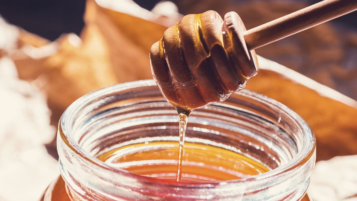 Honig ist gesund! Er enthält entzündungshemmende Stoffe und wirkt blutdrucksenkend. Aber seien Sie sich immer bewusst: Das flüssige Gold besteht zu 80 Prozent aus Zucker und zu 20 Prozent aus Wasser.