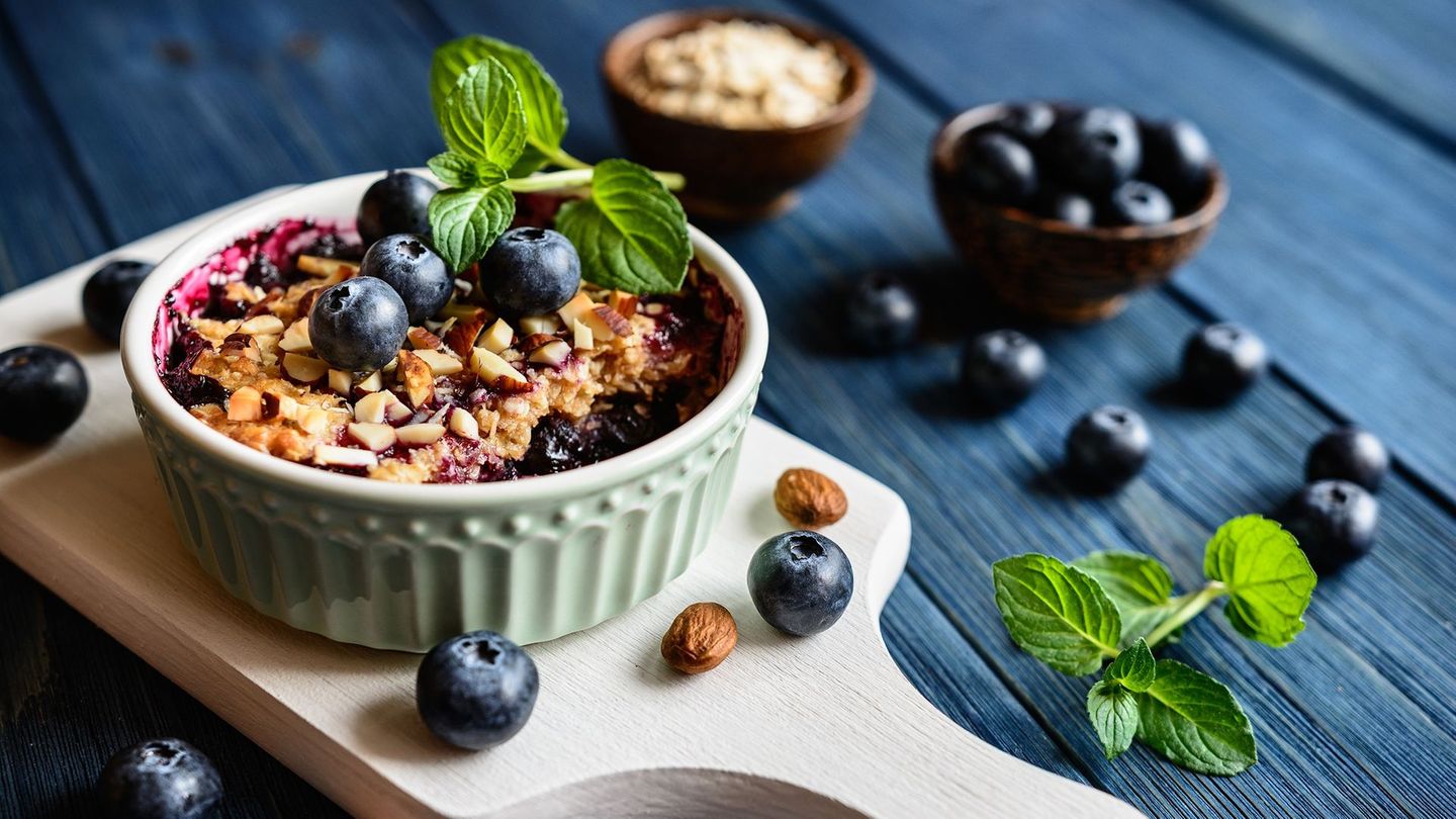 Haferflocken sind der Energie-Kick zum Frühstück. Sie enthalten wenig Fett und machen satt. Als Granola oder gebacken schmecken sie noch viel besser. Doch das Vergnügen kommt mit Kalorien: Granola wird aus Nüssen, Honig, Öl und Zucker zubereitet.