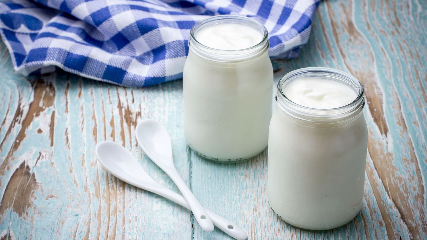 Joghurt ist gesund und lecker. Wenn Sie jetzt glauben, dass fettarmer Joghurt die noch bessere Alternative ist, dann haben Sie sich leider getäuscht. Oft enthält er noch mehr Zucker als die normale Variante. Außerdem ist die Gefahr des Selbstbetrugs recht groß: Wenn "fettarm" draufsteht, verputzt man gerne auch mal größere Mengen.