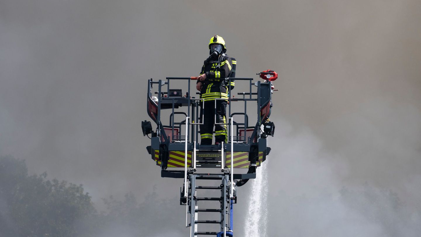 Hessen hat mehr als 2.400 Freiwillige Feuerwehren. (Symbolbild) Foto: Boris Roessler/dpa