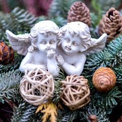 Diebe haben es oft auf Gestecke und Blumen auf den Gräbern abgesehen. (Symbolbild) Foto: picture alliance / Hauke-Christian Ditt