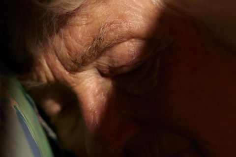 Nahaufnahme von Ingrid Engelbrechts geschlossenen Augen