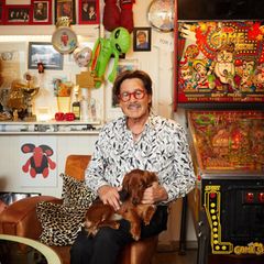 Jörg Draeger mit Hund auf dem Schoß