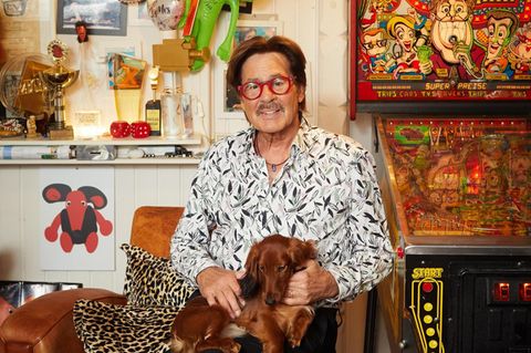 Jörg Draeger mit Hund auf dem Schoß