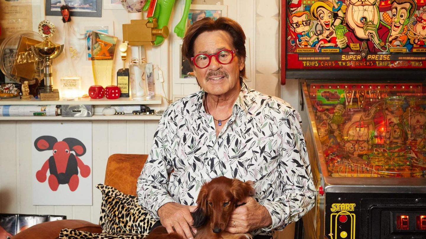 Jörg Draeger mit Hund auf dem Schoß