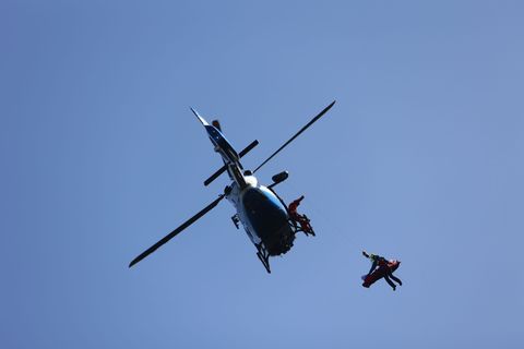 Mit einem Hubschrauber rückten die Einsatzkräfte aus. (Symbolbild) Foto: Matthias Bein/dpa