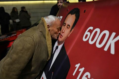 Küsschen für den Wahlsieger