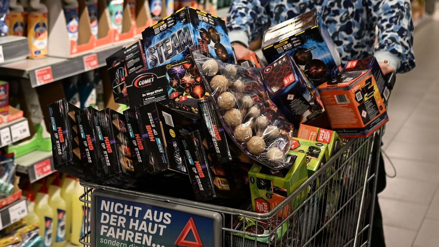 In Niedersachsen und Bremen: Feuerwerksverkauf gestartet - Minister warnt vor Gefahren
