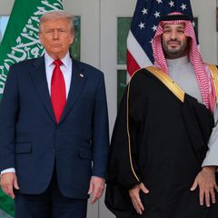 Saudi-Arabiens Kronprinz Mohammed bin Salman steht neben US-Präsident Donald Trump