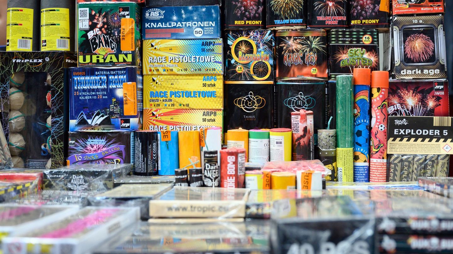 Die Bundespolizei hat kurz vor Silvester nach der deutsch-polnischen Grenze verbotene Pyrotechnik beschlagnahmt. (Archivbild) Fo