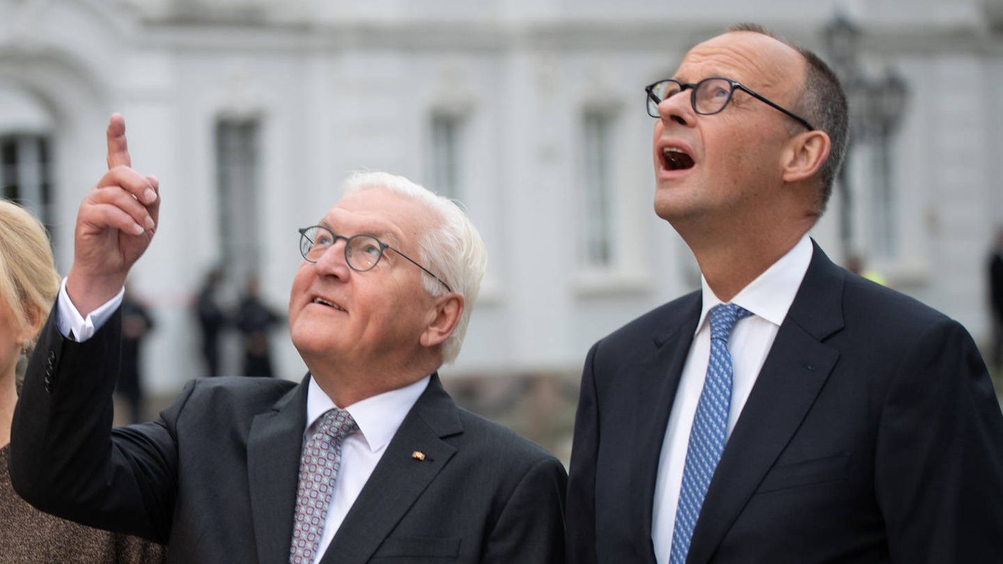 Vom Himmel hoch ... Frank-Walter Steinmeier und Friedrich Merz einigten sich an Weihnachten auf die Teilnahme des Kanzlers am Neujahrsempfang