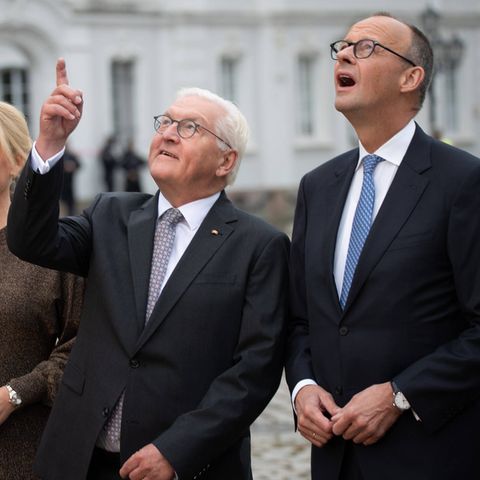 Vom Himmel hoch ... Frank-Walter Steinmeier und Friedrich Merz einigten sich an Weihnachten auf die Teilnahme des Kanzlers am Neujahrsempfang