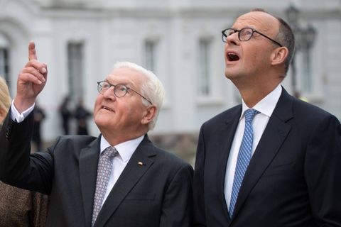 Vom Himmel hoch ... Frank-Walter Steinmeier und Friedrich Merz einigten sich an Weihnachten auf die Teilnahme des Kanzlers am Neujahrsempfang