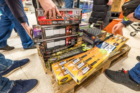 Der Verkauf von Silvester-Feuerwerk ist gestartet. Er ist auf den 29. bis 31. Dezember beschränkt. Foto: Frank Hammerschmidt/dpa