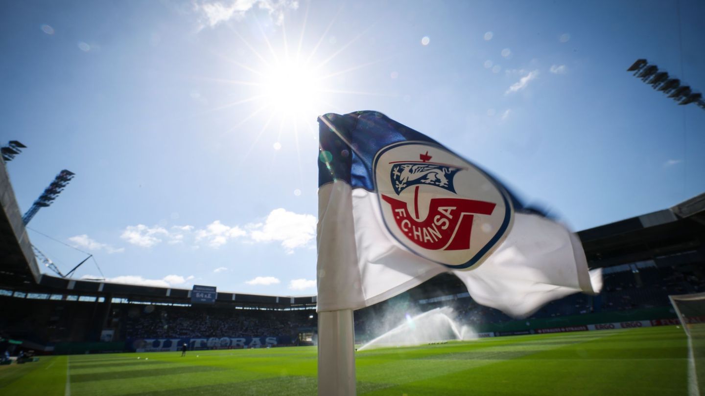 Fans brannten zum 60-Jahr-Jubiläum von Hansa Rostock Pyrotechnik ab. Foto: Christian Charisius/dpa