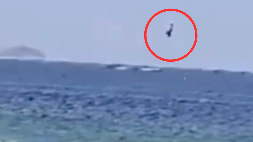 Kleinflugzeug stürzt direkt ins Meer.