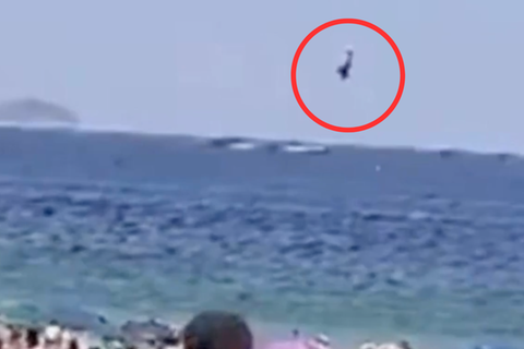 Kleinflugzeug stürzt direkt ins Meer.