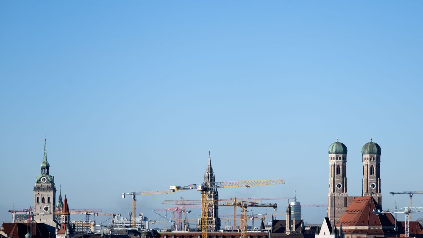 Baukräne in München. Im kommenden Jahr könnte die bayerische Wirtschaft nach Prognose der Vereinigung der bayerischen Wirtschaft