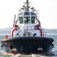 Ein Schlepper des Rügener LNG-Terminals musste erneut zu einem anderweitigen Sicherungseinsatz ausrücken. (Archivbild) Foto: Ste