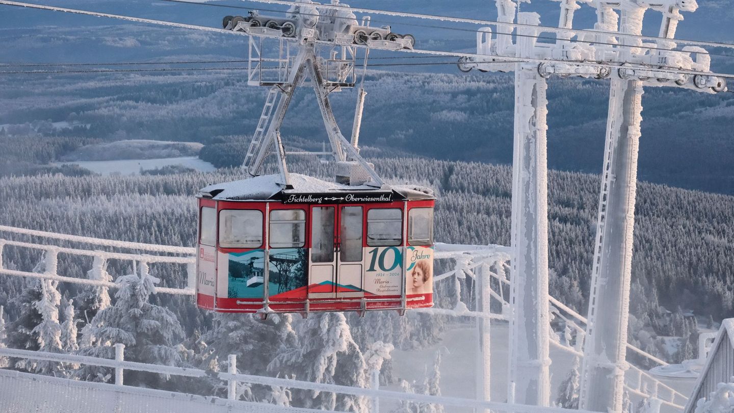 Der Skibetrieb in Oberwiesenthal startet am Dienstag. (Archivbild) Foto: Sebastian Willnow/dpa