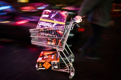 Zum Verkaufsstart gab es vielerorts Warteschlangen. Foto: Christian Charisius/dpa