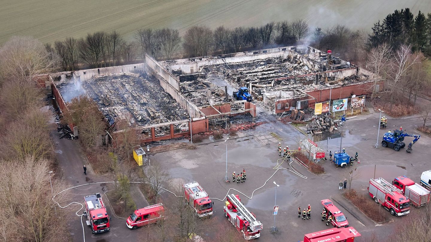 Zwei Jugendliche könnten für den Brand des Supermarktes verantwortlich sein. (Archivbild) Foto: Michael Ukas/dpa