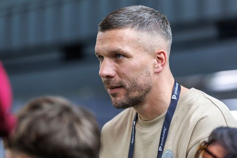 Lukas Podolski richtet bewegende Worte an seine gestorbene Oma. (Archivbild) Foto: Andreas Gora/dpa