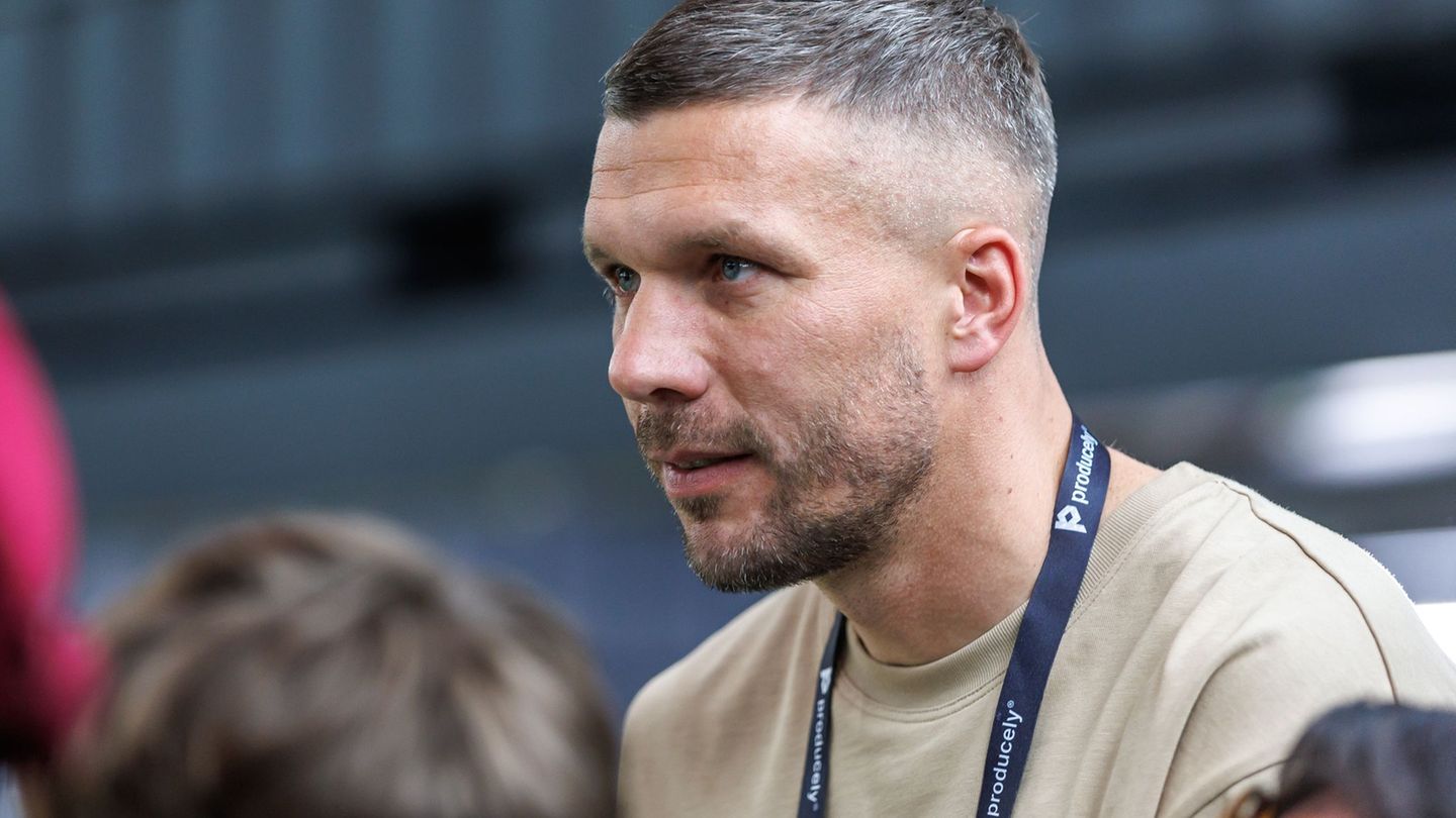 Lukas Podolski richtet bewegende Worte an seine gestorbene Oma. (Archivbild) Foto: Andreas Gora/dpa