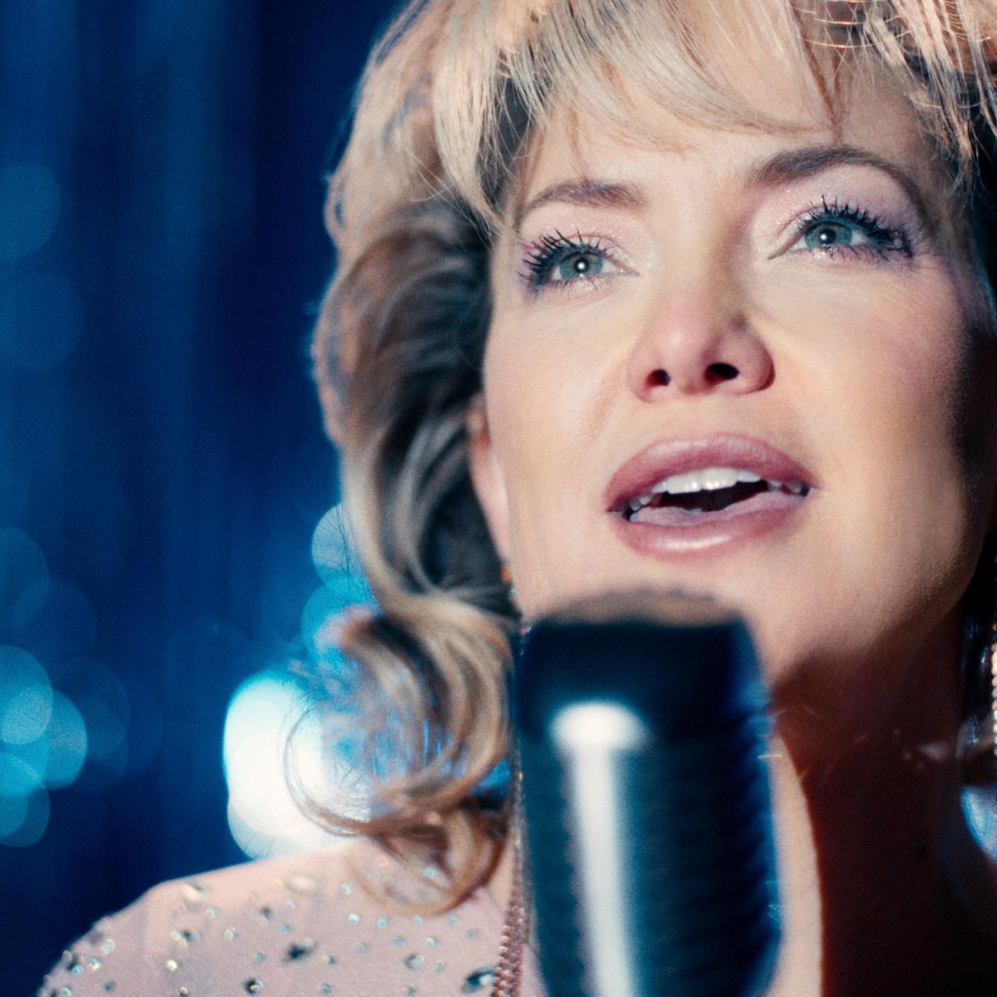 Ein Leben für die Bühne – aber auch vom Schicksal gezeichnet: Kate Hudson als Claire Sardina bei einem Auftritt