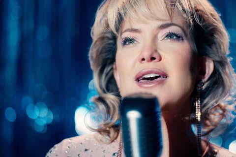 Ein Leben für die Bühne – aber auch vom Schicksal gezeichnet: Kate Hudson als Claire Sardina bei einem Auftritt