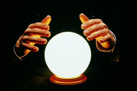 Prognose: Ein paar Hände umfassen eine leuchtende Kugel