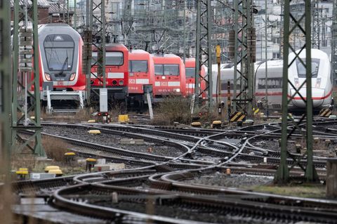 Plötzliche steigt der Junge in den Zug - und fährt alleine nach Gießen Foto: Boris Roessler/dpa