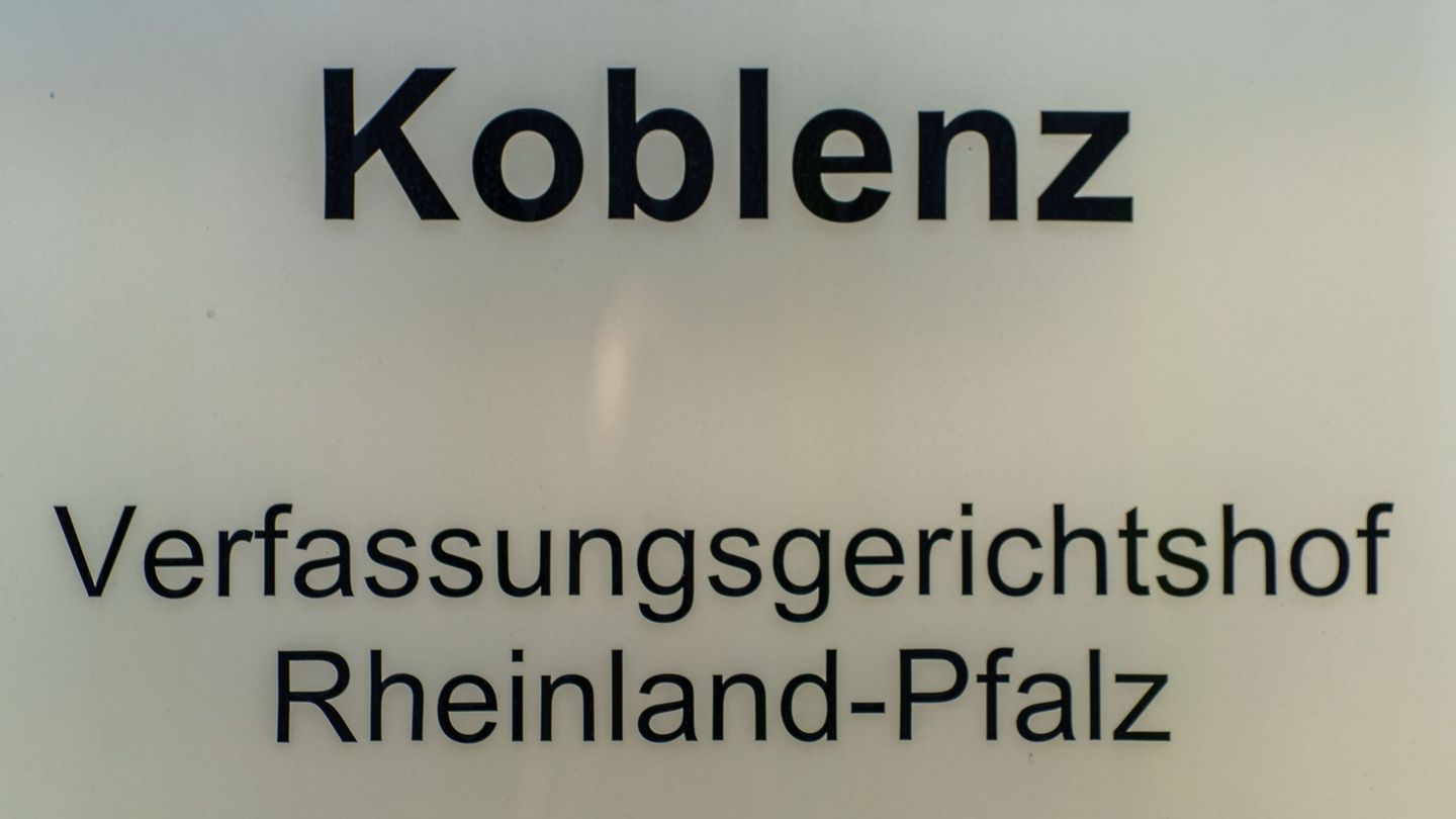 Rechte-der-Opposition-Verfassungsgerichtshof-mit-Pflichten-der-Regierung-befasst