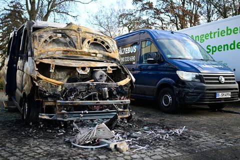 Ein ausgebrannter Kältebus der Berliner Stadtmission ist komplett schrottreif. Foto: Sebastian Christoph Gollnow/dpa