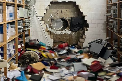 Ein Loch in einer Wand zum Tresor.