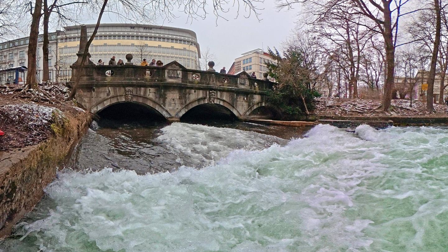 Die provisorische Rampe an der Eisbachwelle wurde heute früh von der Feuerwehr entfernt