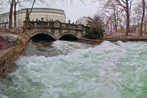 Die provisorische Rampe an der Eisbachwelle wurde heute früh von der Feuerwehr entfernt