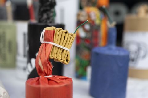 Die Polizei warnt vor unsachgemäßem Umgang mit Böllern. Foto: Sebastian Kahnert/dpa