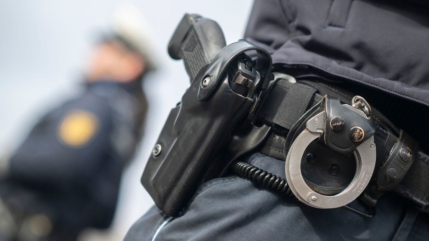 Immer wieder sehen sich Polizisten gezwungen, zur Waffe zu greifen. (Symbolbild) Foto: Marijan Murat/dpa