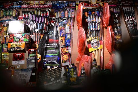 Feuerwerk für die Silvesternacht ist jetzt im Handel. Mancherorts in Brandenburg und in Berlin wurden Container mit gelagerter P