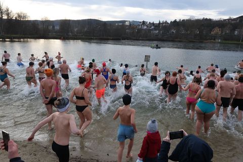 Mit dem Neujahrsschwimmen im Jenaer Schleichersee wird es 2026 nichts - der See ist von Eis überzogen. (Archivbild) Foto: Bodo S